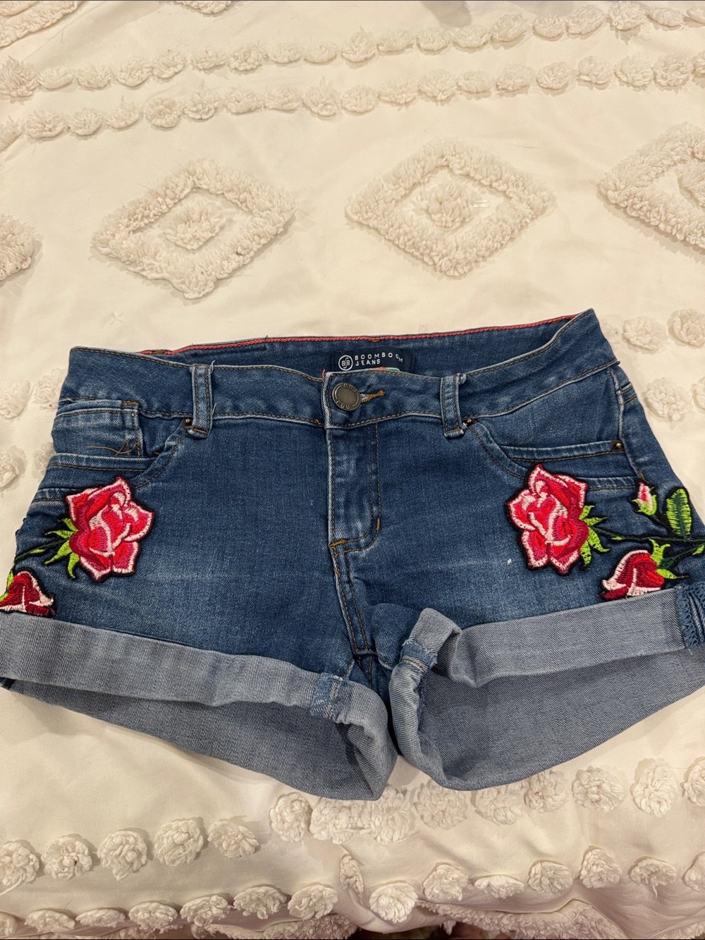 Lowrise Jean shorts with flowers patch embroidery.